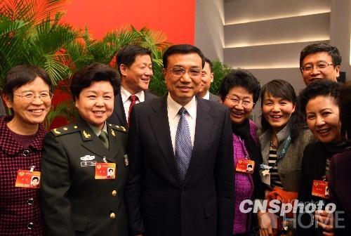 两会:李克强细询“残疾人”笑问“民工荒”