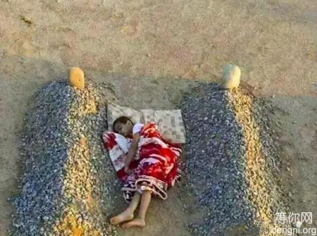 һ��С�к����ڸ�ĸĹ�ص��м䣬���ܸ�ĸ����ů