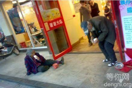 �ڿϵ»��ſڣ�һλ���ϵ���ؤ��ȥΪ�ϰ�����֧��Ͳ��Ȼ�������ſڿ������ԡ���Ϊ�����ߣ�������Ȩ����������ԣ�������ȴ��Ϊ�Լ������������˵����⡣�������ֹ������������ǰ������һ����΢��