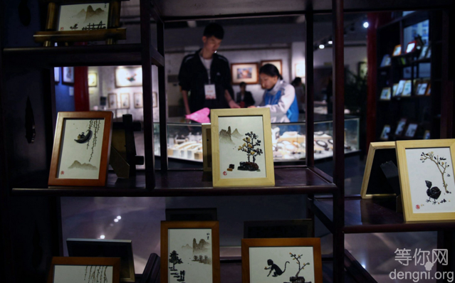 1988����ȥ�꣬�˷����ڹ�����ʯ���ϰ࣬����ɺε���˳������£����±�ʯ�����о��봴������ȻҲ���¹����ȡ�����ȫ����ѧ����ʱû�����磬�������鿴����