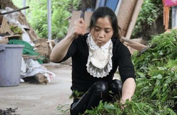 ͼΪ���ڸ���ţ׼�����ϣ���һ����ǿ��Ů�ˣ�����������ǿ�ߣ�