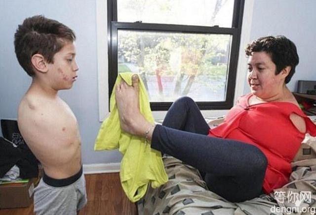 ����һ����Ϊ�м���ĸ�ӣ�������ͼ��˫�Űﺢ�Ӵ��·�