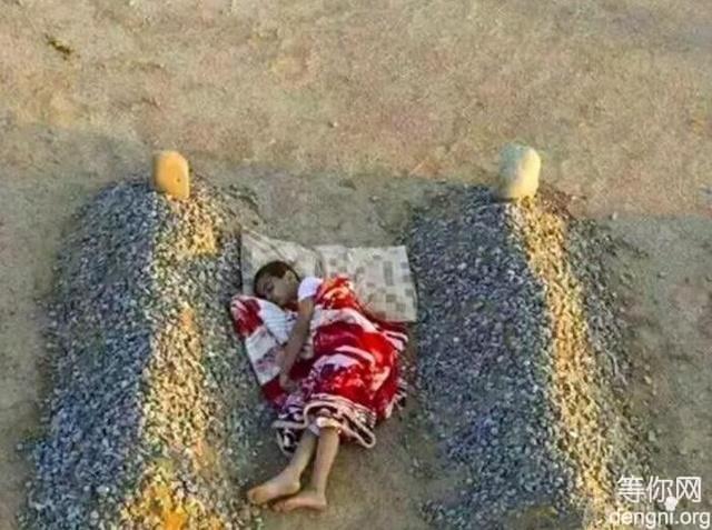 һ��С�к����ڸ�ĸĹ�ص��м䣬���ܸ�ĸ����ů