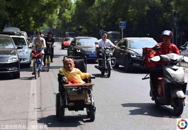 �������鲢����һ��Ů����Ȼ�����Ҹ���ʱ�Ⲣû��ά��̫������Ů��������û���µ�ʱ�򣬷���˫�ȸ��ף�������ҽδ����ͼΪ�����촴���ġ�ʮ���޺�������28�׳�����׼��2��Ԫ������