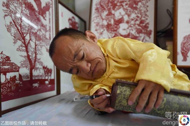 �������������һ����������¥�����ڵ�̯����ֽ�������������ķ���������һ��������ֽ��ѵ�࣬��ÿ�������ϿΣ������̯����ְ���8�꣬�����衰���������ҡ��ƺš�