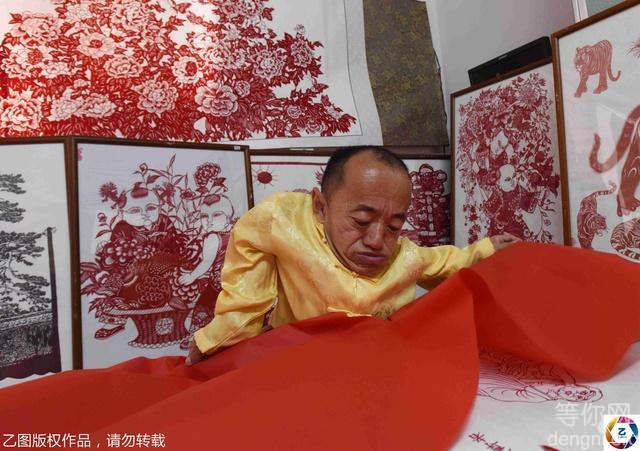 �������������һ����������¥�����ڵ�̯����ֽ�������������ķ���������һ��������ֽ��ѵ�࣬��ÿ�������ϿΣ������̯����ְ���8�꣬�����衰���������ҡ��ƺš�