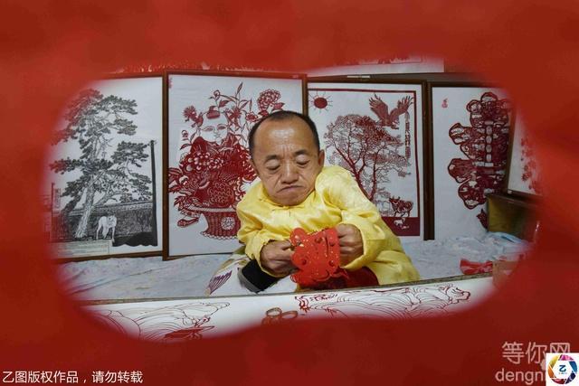 ����־�����12��͸�����ѧ���˼�ֽ���գ�18��μ�������ֽ����������ʡһ�Ƚ����Ӵ˿���������ϣ��֮�š�ͼΪ�������ڳ������ﴴ����ֽ��Ʒ��