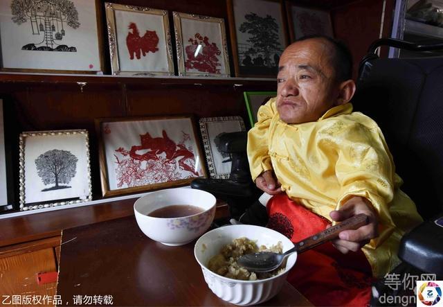 ͼΪ�������ڳ����������������ϳ��緹��������ǳ�ǣ���ϼҵĺ��ӣ���ϣ�����ӿ��Ժ���������һ���������ġ�