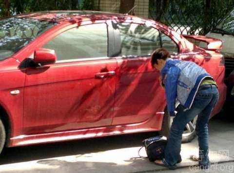 �����վ��������ؤ�°��ˣ��ӳ�ɫС�γ���ó�һ��������ʼ��װ����һ���м���ؤ���Ӣ��С��