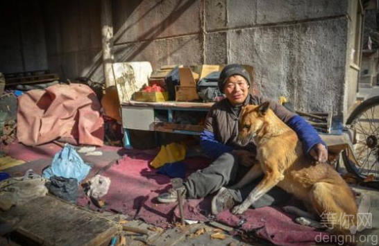 ����������ʦ����Ьʱ�����;�����ſ��һ�߿��ţ��Ӳ��������ܣ������Լ��������ŵ����ˣ�������ʦ���Ĺ�����