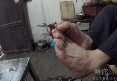 ���Ĵ�绹��һ��13��ɰ���Ů������ѧ���ϳ����ˡ�����һֱ����Ϊ��12�꣬�������ں���һ��ʱ�뿪�ģ���һ�仰Ҳû������