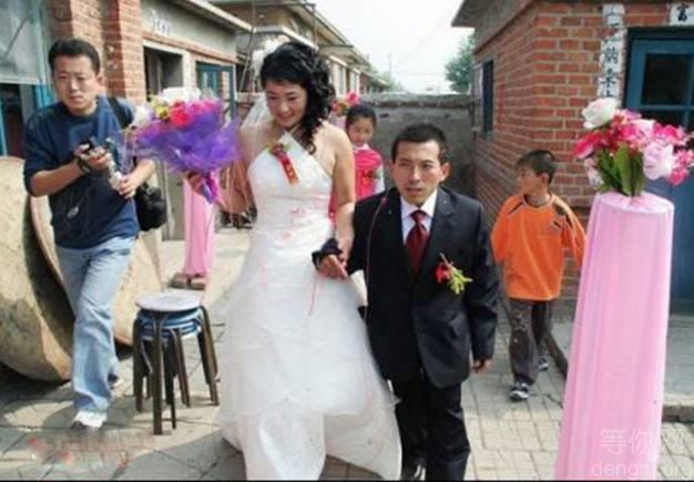 ��Ϊһ��������ҵĲм���,�����ĵ�Ŭ���õ��˹��������������ý�˵Ľ��ܣ�һ��Ư�������Ĺ����߽����������