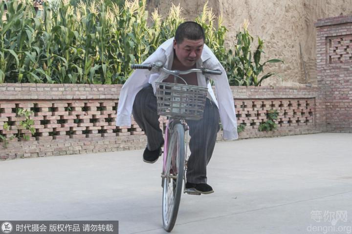 ʷ����ƾ���Լ����͡���ǿ���ֹۣ��������ڴ����ķ��ģ�����25����ɼң����������һ��Ư����Ů��������ѳ���ͤͤ������