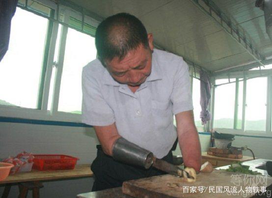 �������ֹ�������Ϊ�ϳẺ�ӡ�30��ǰ��һ�죬��һ���������ִ�������ʱ��һ˫�ֱ�ը�ˡ�Ϊ���������������������������˲;����ڶ����ϳԷ��������˲˵����ڶ������в��������ö��ֶ������·����ö�������